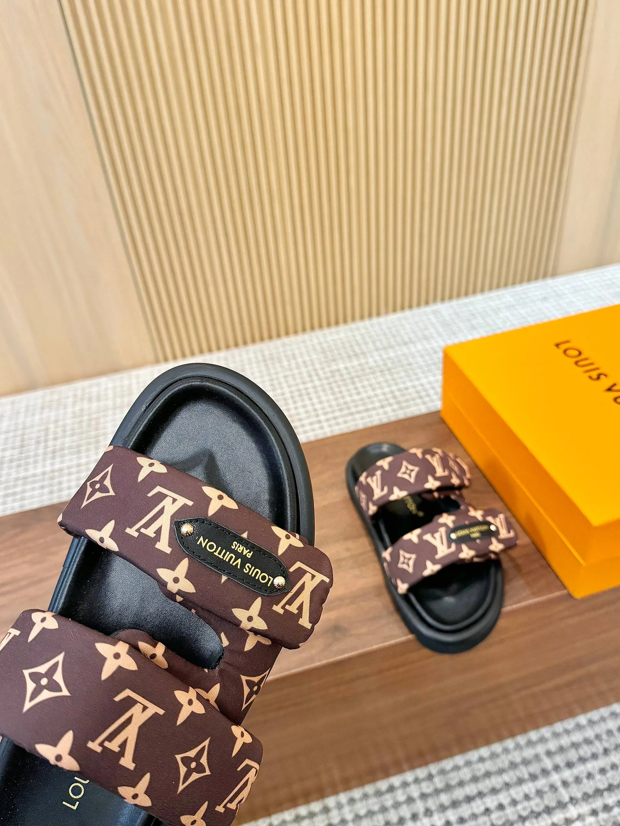 👟👟Ex-factory price 420👟👟 Mimi [lv] The new slippers are hot. They have been selling before taking pictures. You can imagine the popularity. They are still classic old patterns with customized logo buttons. They are very suitable for daily leisure and home. Each of the 3] color options is so beautiful and delicate, noble yet elegant. Highly recommended. New products + show bdetails Standard size: |35-46 Color: black, presbyopia brown, white